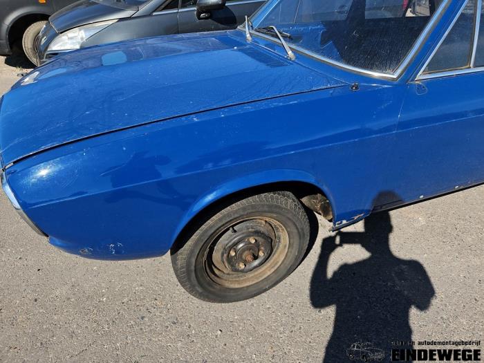 Audi 100 1.8 L,LS Skrotfordon (1973, BLAUW)