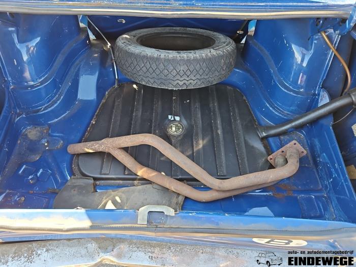 Audi 100 1.8 L,LS Skrotfordon (1973, BLAUW)