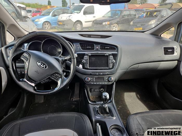 Kia Cee'd 1.6 GDI 16V Épave (2013, Bleu)