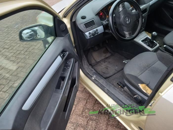Opel Astra H 1.4 16V Twinport Vehículo de desguace (2004, Amarillo)