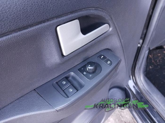 Volkswagen Fox 1.4 16V Skadat fordon (2007, ZWART)