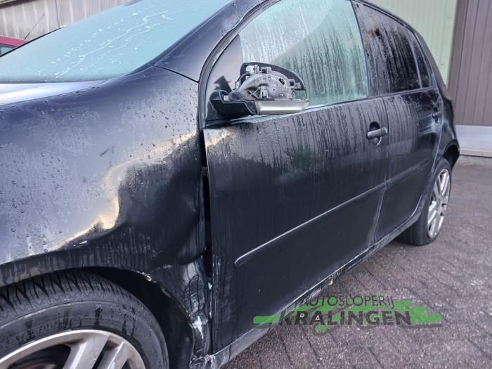 Volkswagen Golf V 2.0 FSI 16V Samochód złomowany (2005, Czarny)