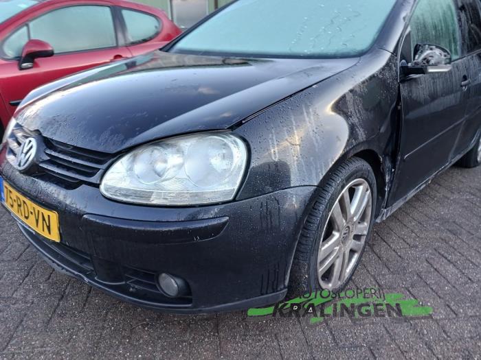 Volkswagen Golf V 2.0 FSI 16V Samochód złomowany (2005, Czarny)