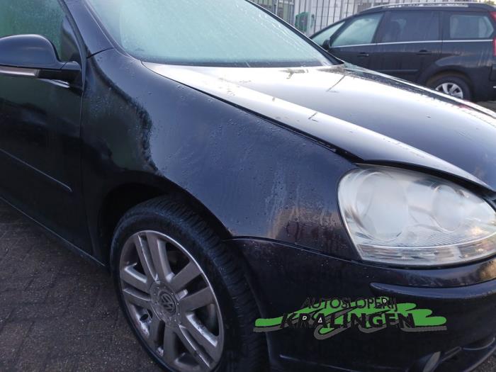 Volkswagen Golf V 2.0 FSI 16V Samochód złomowany (2005, Czarny)