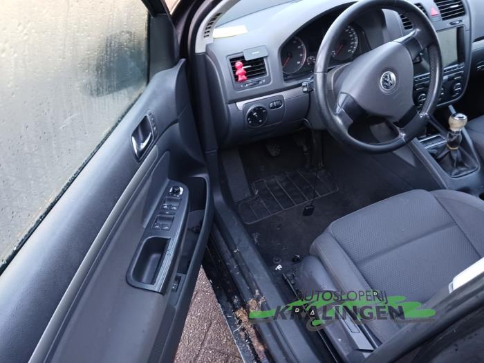 Volkswagen Golf V 2.0 FSI 16V Samochód złomowany (2005, Czarny)