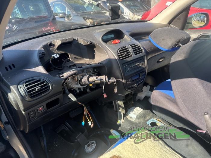 Peugeot 206 1.4 XR,XS,XT,Gentry Vehículo de desguace (2002, Gris)