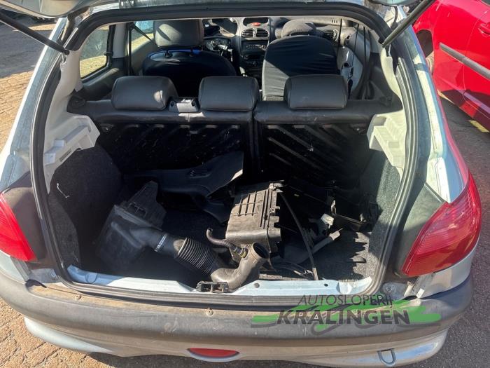 Peugeot 206 1.4 XR,XS,XT,Gentry Vehículo de desguace (2002, Gris)
