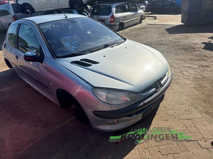 Peugeot 206 1.4 XR,XS,XT,Gentry Vehículo de desguace (2002, Gris)