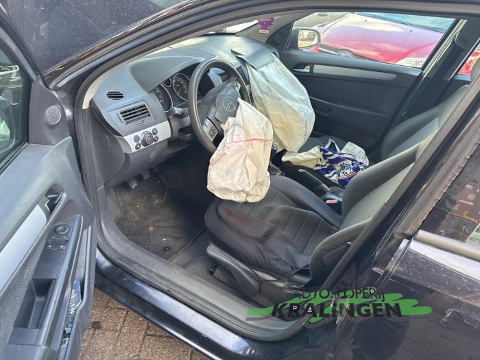 Opel Astra H 1.8 16V Skrotfordon (2004, ZWART)