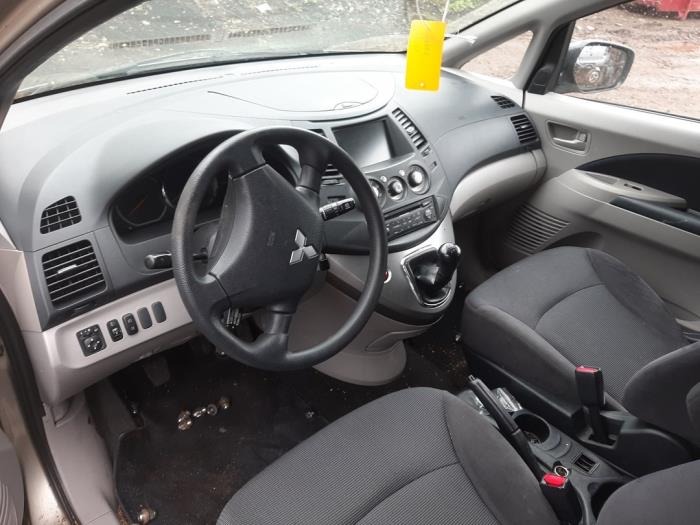 Mitsubishi Grandis 2.4 16V MIVEC Vehículo de desguace (2007, Beige)