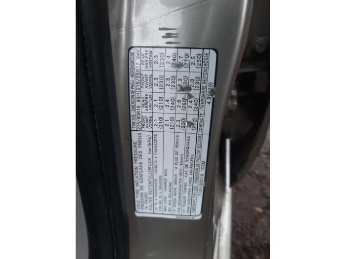 Mitsubishi Grandis 2.4 16V MIVEC Vehículo de desguace (2007, Beige)