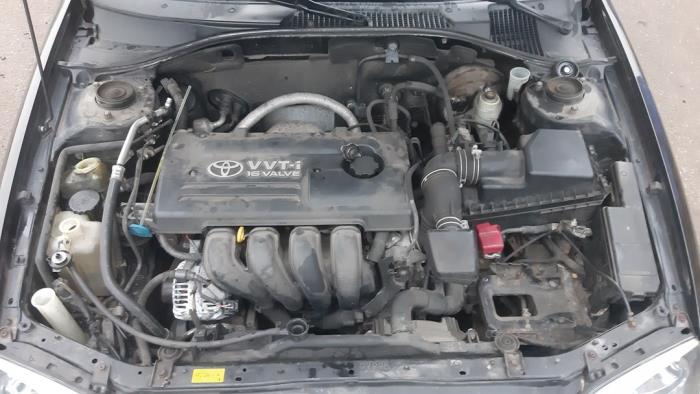 Toyota Avensis 1.8 16V VVT-i Épave (2001, Noir)