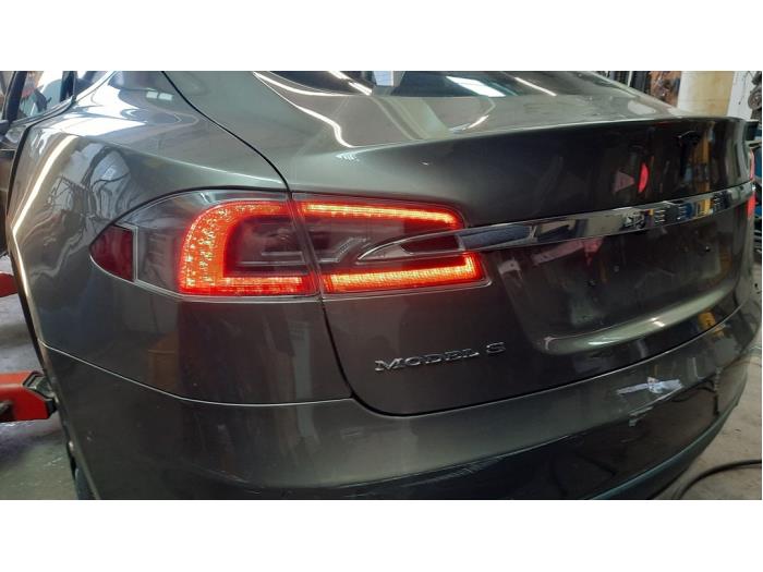 Tesla Model S 70 Samochód złomowany (2016)