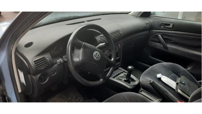 Volkswagen Passat 1.6 Vehículo de desguace (1997, Azul)