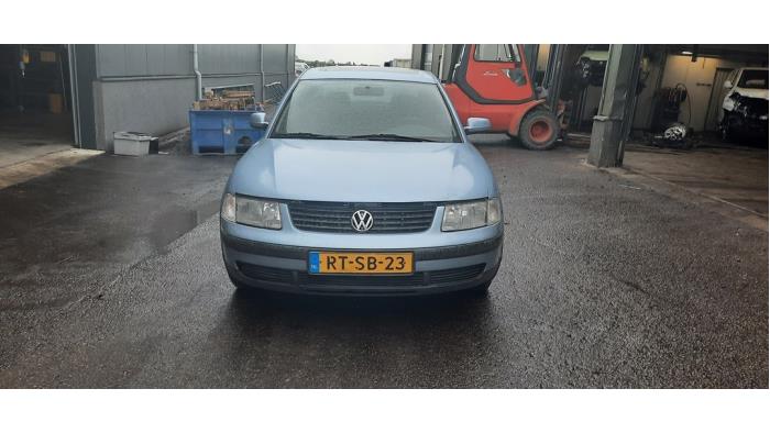 Volkswagen Passat 1.6 Salvage vehicle (1997, Blue)