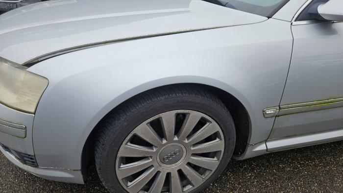 Audi A8 4.2 V8 40V Quattro Samochód złomowany (2003, Metalik, Srebrny)