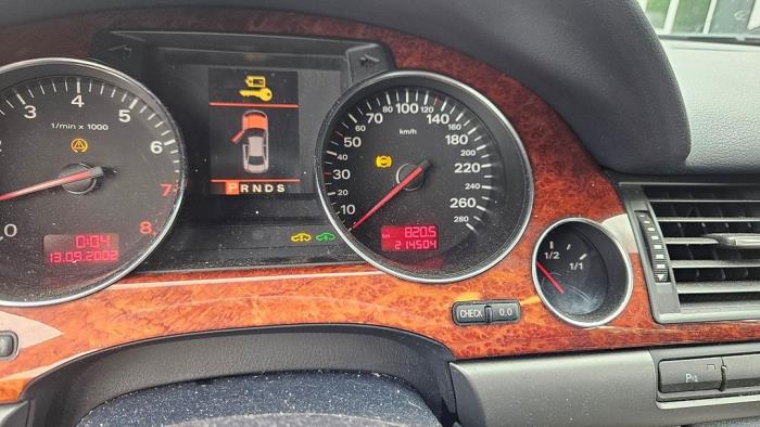 Audi A8 4.2 V8 40V Quattro Samochód złomowany (2003, Metalik, Srebrny)