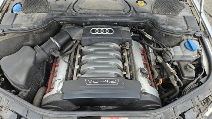 Audi A8 4.2 V8 40V Quattro Samochód złomowany (2003, Metalik, Srebrny)