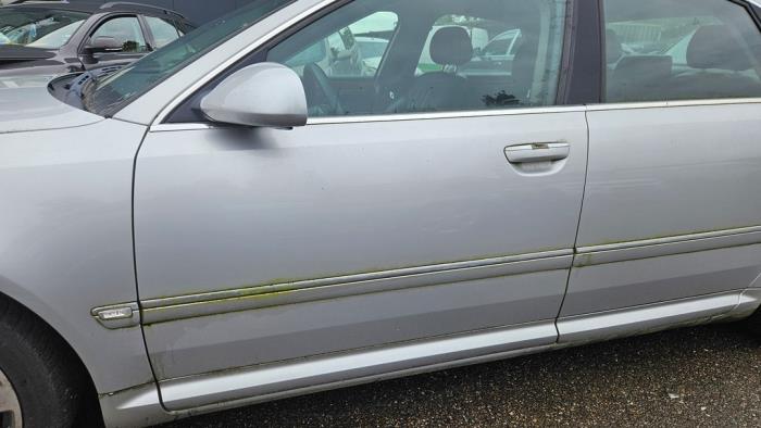 Audi A8 4.2 V8 40V Quattro Samochód złomowany (2003, Metalik, Srebrny)