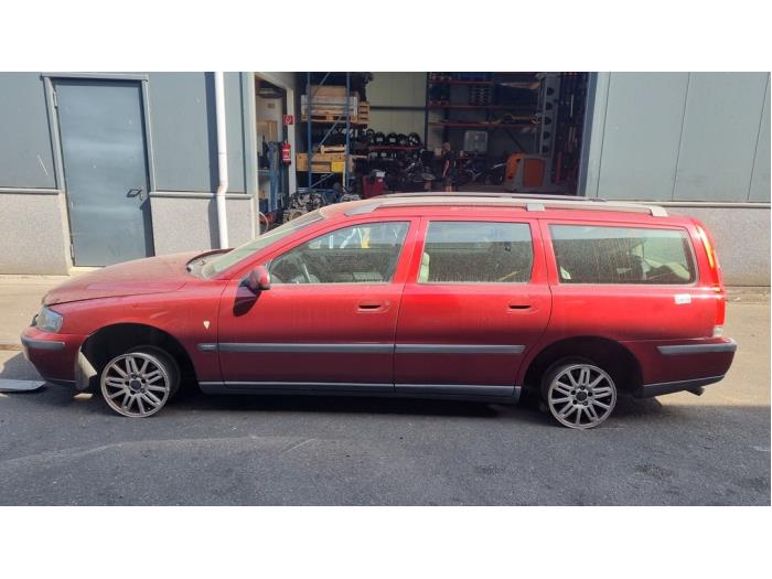 Volvo V70 2.4 20V 170 Schrottauto (2002, Rot)