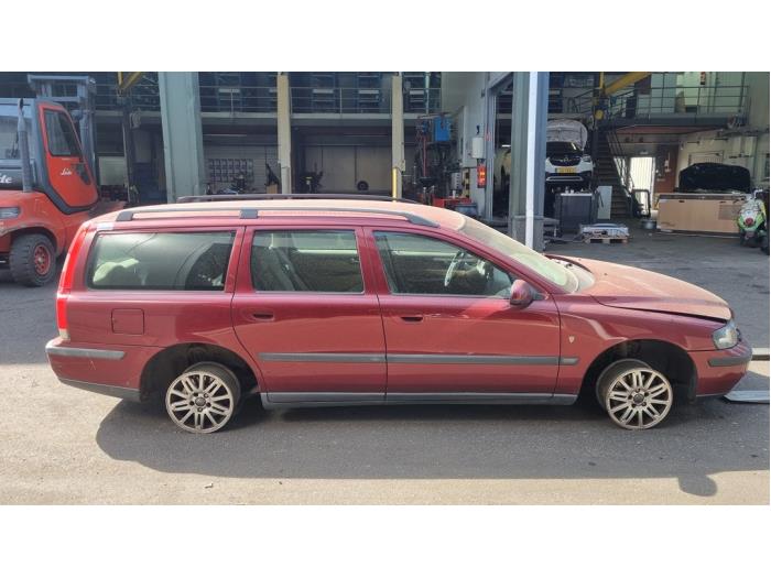 Volvo V70 2.4 20V 170 Schrottauto (2002, Rot)