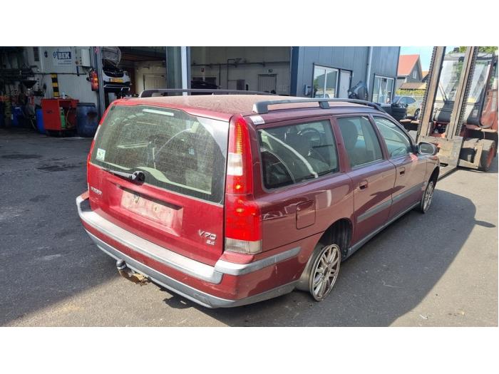 Volvo V70 2.4 20V 170 Schrottauto (2002, Rot)