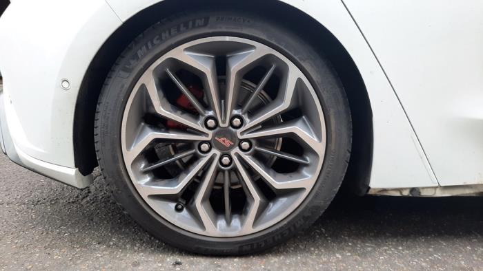 Ford Focus 4 1.0 EcoBoost 12V Hybrid 155 Samochód złomowany (2023, Rózowy, Bialy)