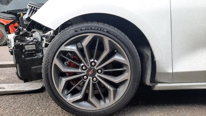 Ford Focus 4 1.0 EcoBoost 12V Hybrid 155 Samochód złomowany (2023, Rózowy, Bialy)
