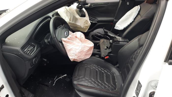 Ford Focus 4 1.0 EcoBoost 12V Hybrid 155 Samochód złomowany (2023, Rózowy, Bialy)