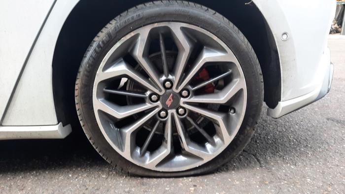 Ford Focus 4 1.0 EcoBoost 12V Hybrid 155 Samochód złomowany (2023, Rózowy, Bialy)