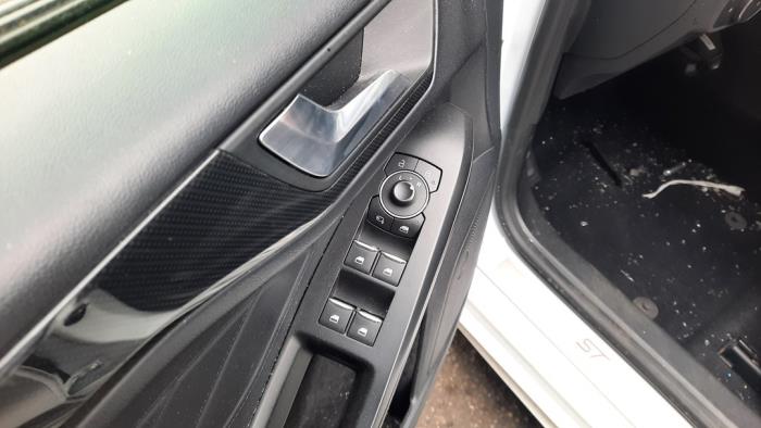 Ford Focus 4 1.0 EcoBoost 12V Hybrid 155 Samochód złomowany (2023, Rózowy, Bialy)