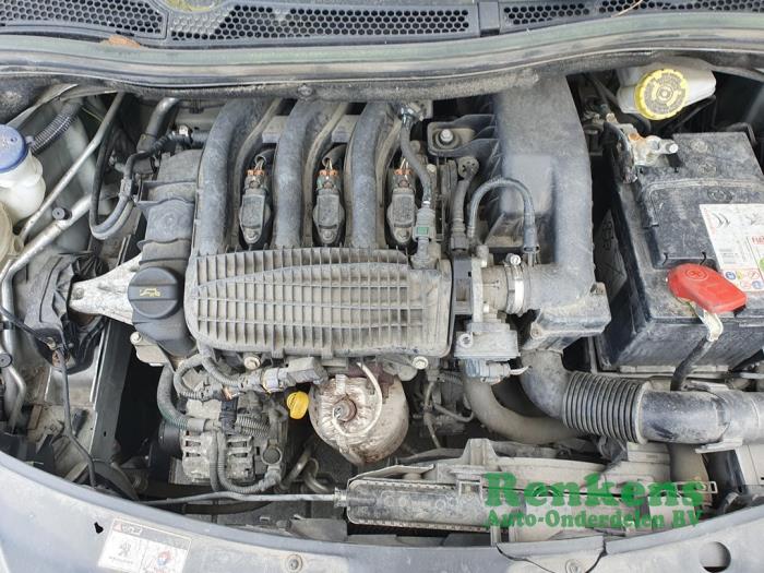 Peugeot 208 I 1.2 12V e-THP PureTech 110 Samochód złomowany (2015, Bialy)