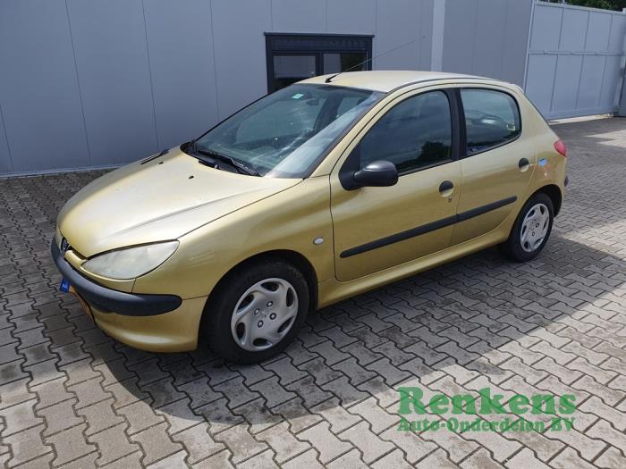 Peugeot 206 1.4 XR,XS,XT,Gentry Salvage vehicle (2002, Yellow)