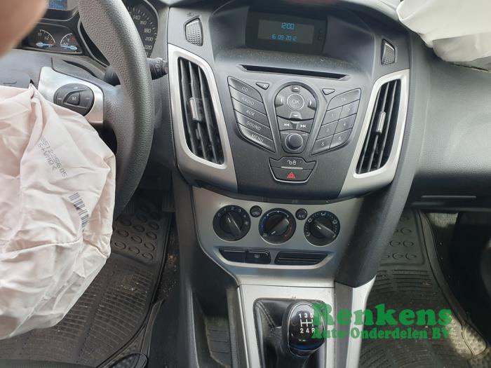 Ford Focus 3 Wagon 1.6 Ti-VCT 16V 105 Épave (2013, Blanc)