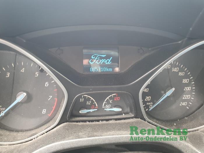 Ford Focus 3 Wagon 1.6 Ti-VCT 16V 105 Épave (2013, Blanc)