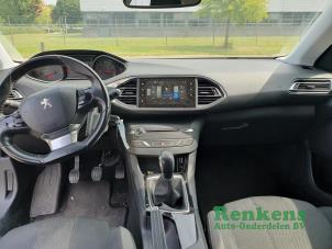 Peugeot 308 1.2 12V e-THP PureTech 110 Épave (2015, Gris)