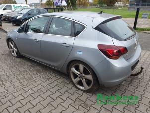 Opel Astra J 1.6 Turbo 16V Samochód złomowany (2010, Szary)