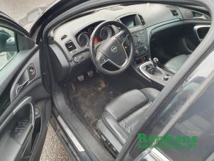 Opel Insignia Sports Tourer 2.0 Turbo 16V 4x4 Ecotec Samochód złomowany (2010, Czarny)