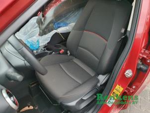 Mazda 2 1.5 SkyActiv-G 90 Épave (2023, Métallisé, Rouge)