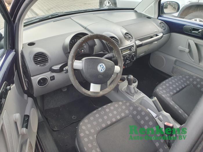 Volkswagen New Beetle 1.6 Samochód złomowany (2002, Niebieski)