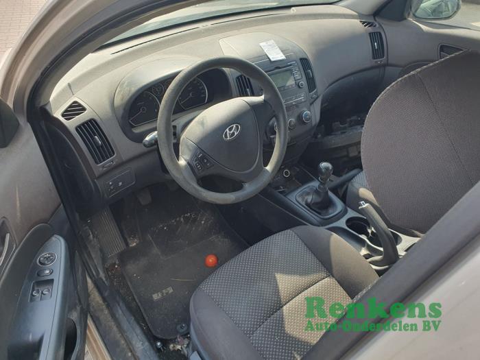 Hyundai i30 Crosswagon 1.4 CVVT 16V Épave (2009, Métallisé, Beige)