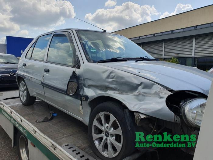 Citroen Saxo 1.1i X,SX Épave (2002, Argenté)