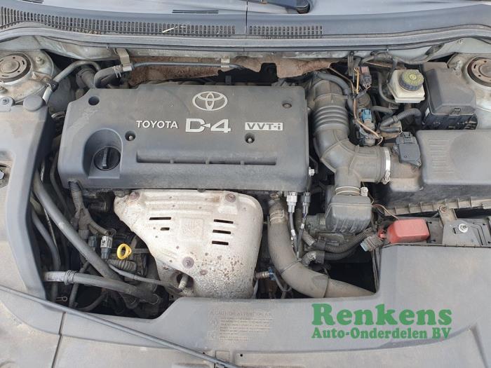Toyota Avensis Wagon 2.0 16V VVT-i D4 Épave (2004, Gris argenté)