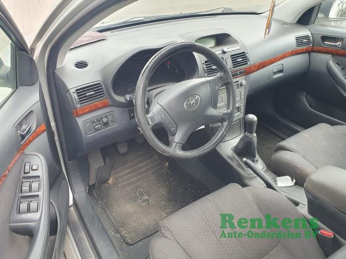 Toyota Avensis Wagon 2.0 16V VVT-i D4 Épave (2004, Gris argenté)