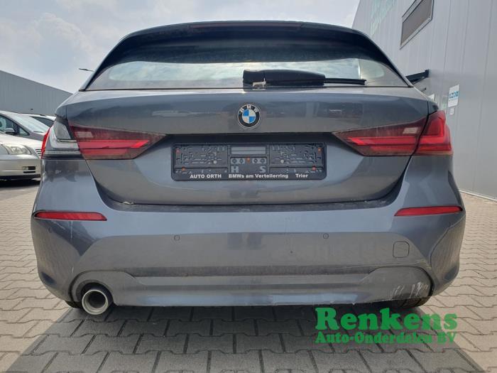 BMW 1 serie 118i 1.5 TwinPower 12V Schrottauto (2021, Grau)