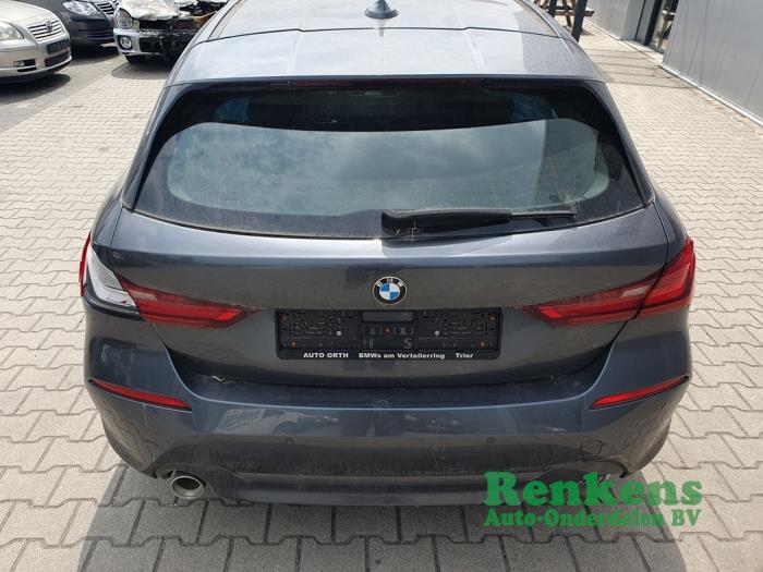 BMW 1 serie 118i 1.5 TwinPower 12V Schrottauto (2021, Grau)