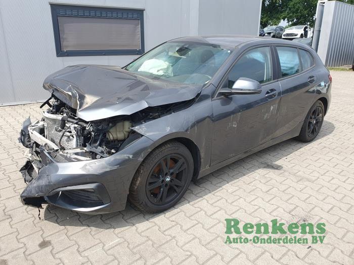 BMW 1 serie 118i 1.5 TwinPower 12V Schrottauto (2021, Grau)