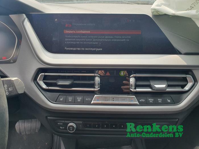 BMW 1 serie 118i 1.5 TwinPower 12V Schrottauto (2021, Grau)