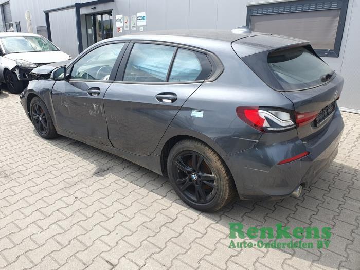 BMW 1 serie 118i 1.5 TwinPower 12V Schrottauto (2021, Grau)