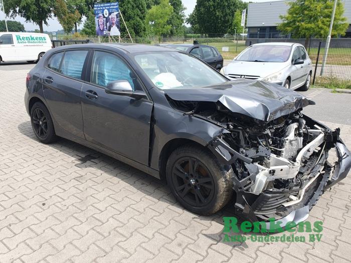 BMW 1 serie 118i 1.5 TwinPower 12V Schrottauto (2021, Grau)